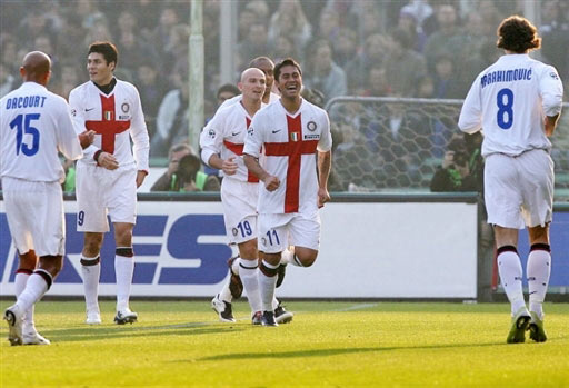 英超历史曾有7名球员节礼日戴帽：亨利、贝巴、贝尔、凯恩在列（英超历史上节礼日完成帽子戏法的球员共有7人：亨利、贝巴、贝尔、凯恩在列）