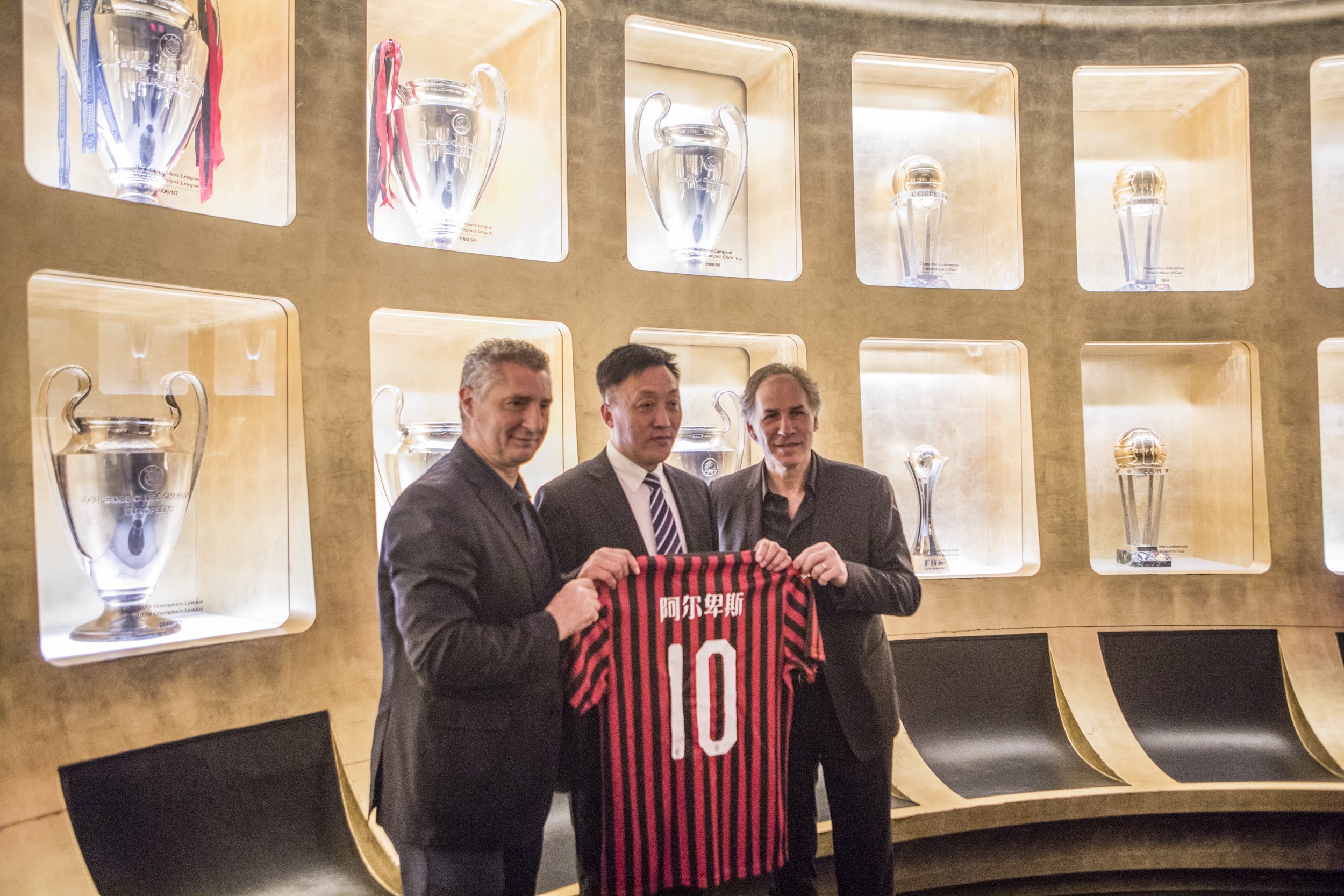 承担重任！麦克丹尼尔斯半场8中6轰14分2板