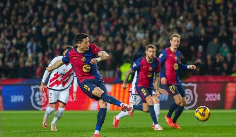 维尼修斯等人在替补席偷笑被龙赛罗怒批：到底在笑什么？（维尼修斯等人替补席窃笑惹怒龙赛罗：你们到底在笑啥？）