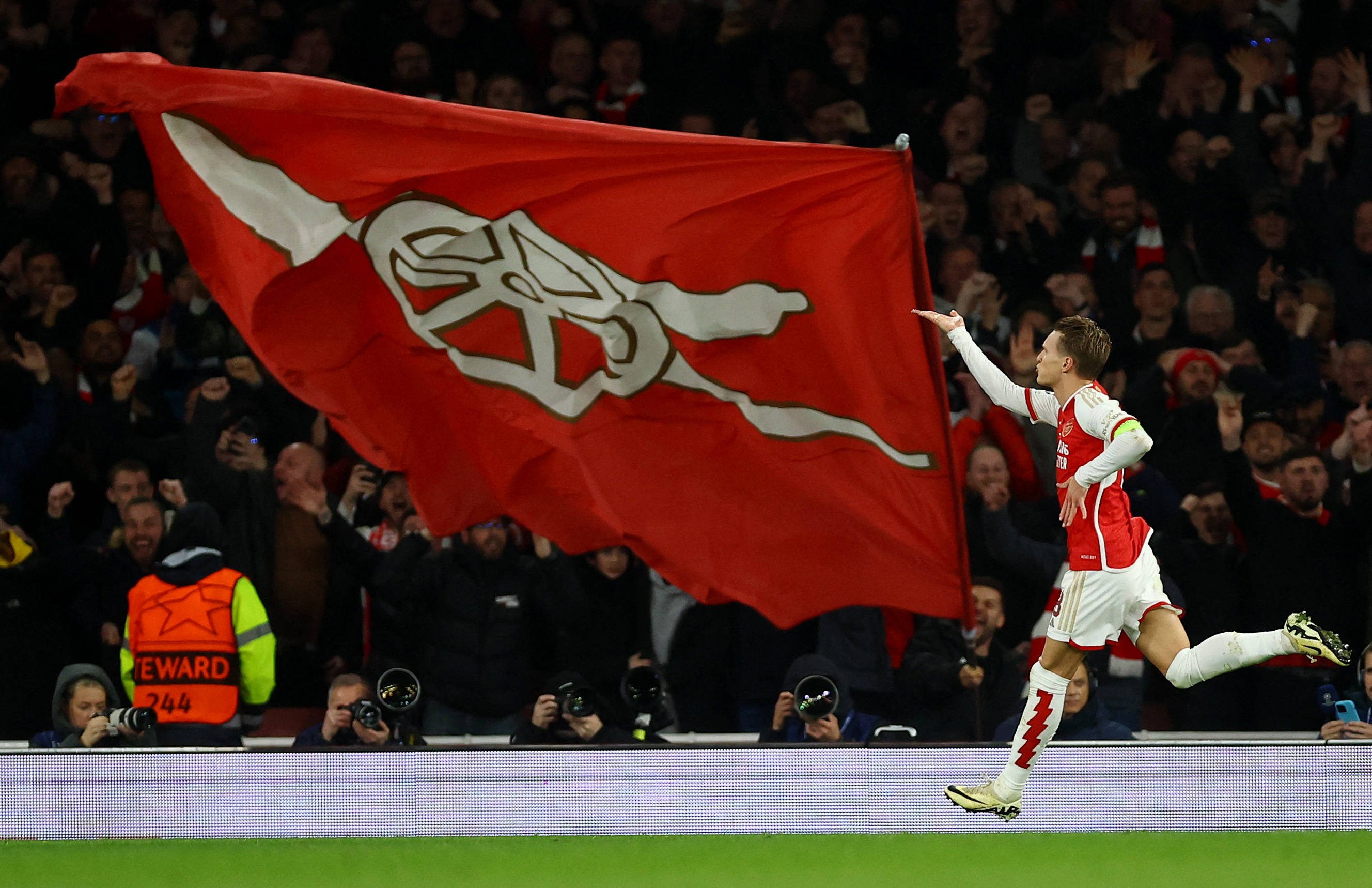 克雷桑在中超表现突出，国安亚冠奖金或成关键，球队需重视中场深度。