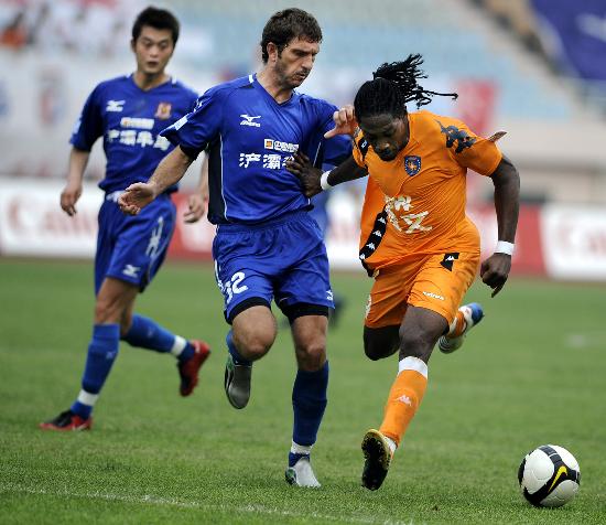 佳夫：作为后卫单场比赛进俩球不常见；沃尔特马德是顶级前锋