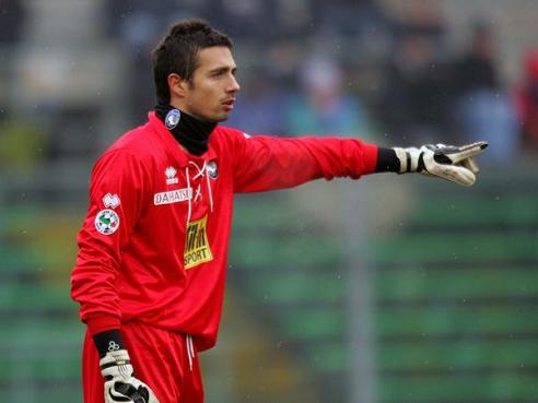 欧文突破防守助攻队友制胜