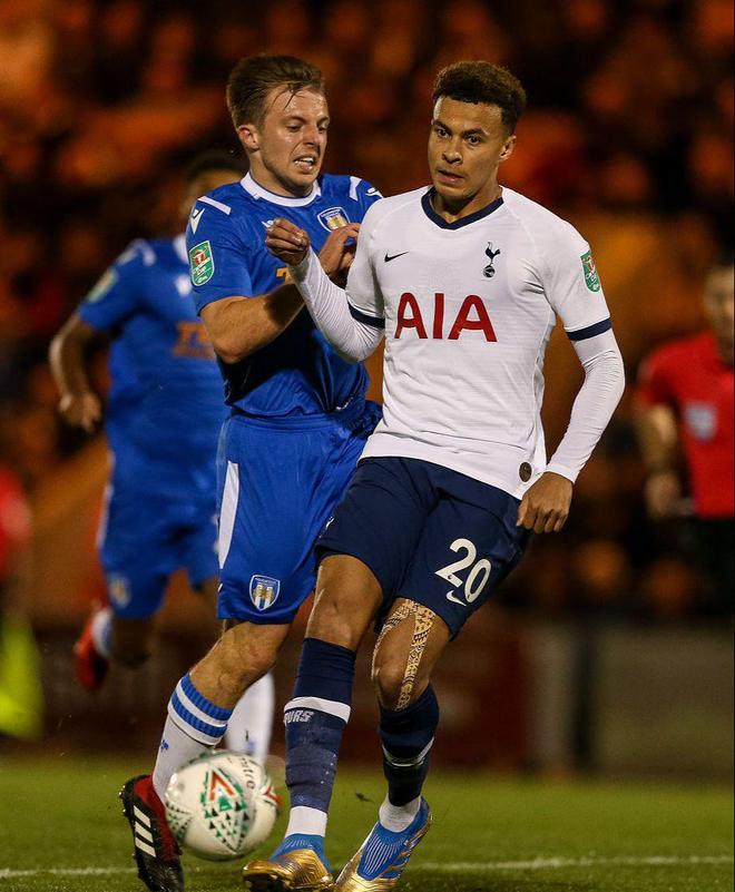 曼联考虑签下巴莱巴，期待填补中场空缺，暂无戈麦斯交易计划。