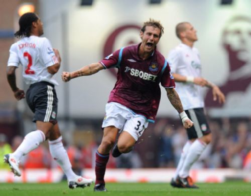 乔治娜晒在卡塔尔海边照片，蓝色紧身连衣裙尽显曼妙身姿