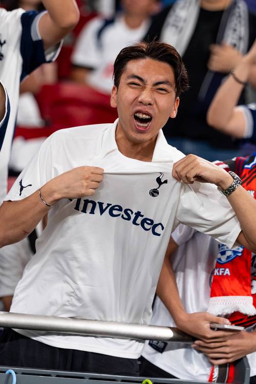 抽象！加纳乔一对一尝试假动作晃动带球过人，直接将球传给对手（离谱一幕！加纳乔单挑频做假动作欲过人，却将球直接送给对手）