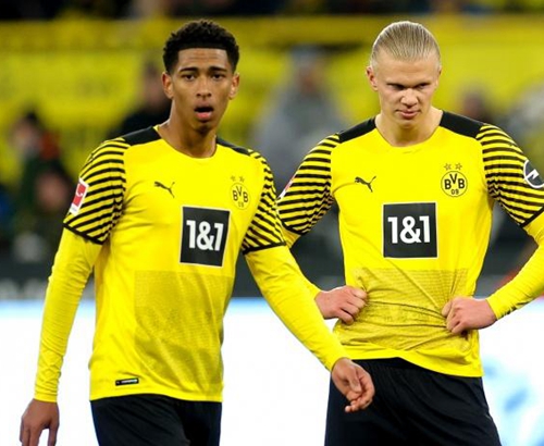 骑士新赛季表现下滑，爆冷输给马刺，主场优势助力取胜，马刺虽缺主力仍保持竞争力。